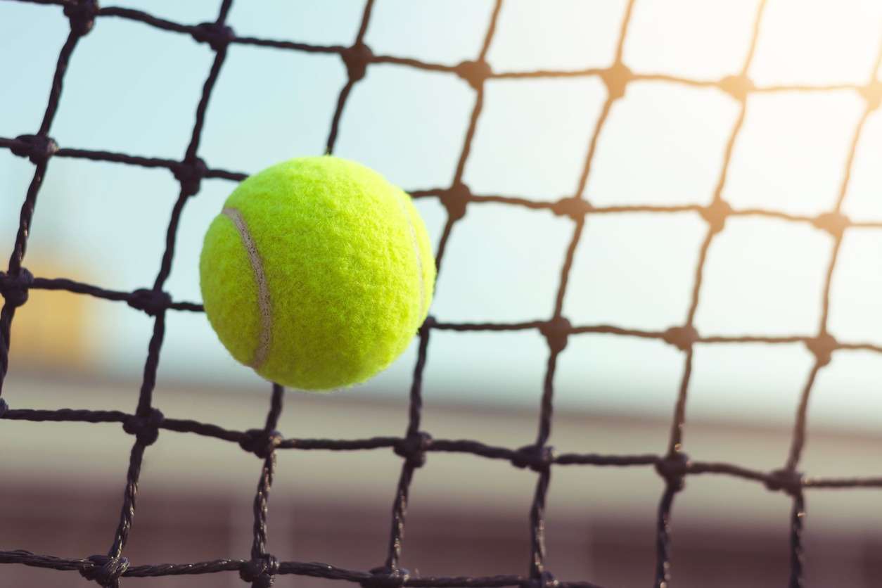 pelota de tenis pegando en red detalle