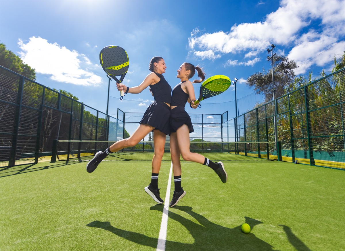 dos jugadores de paddle celebran victoria